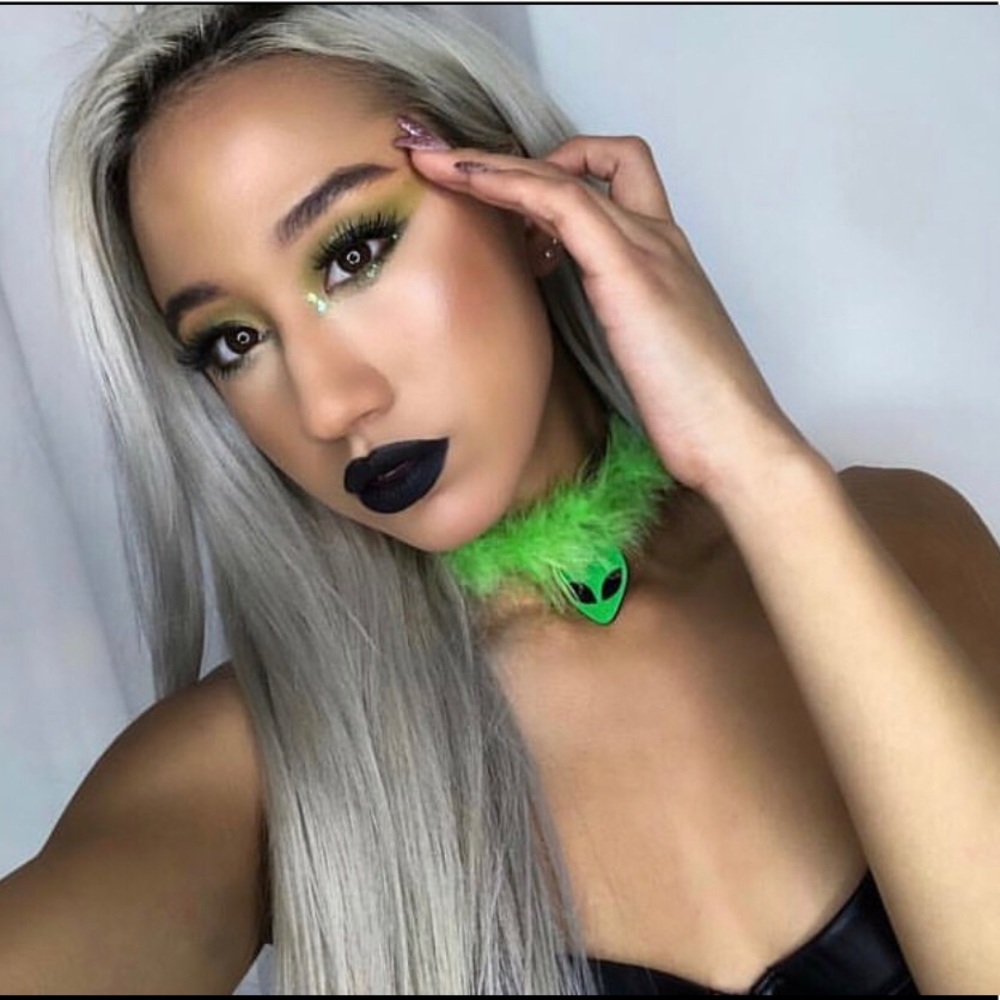 FUZZY ALIEN FESTIVAL CHOKER